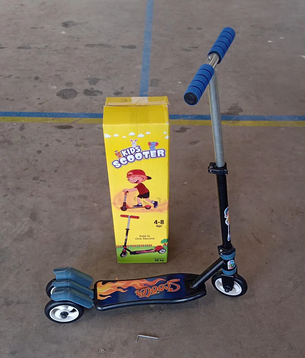 Kids Ride On Leg Push Scooter For Boys And Girls